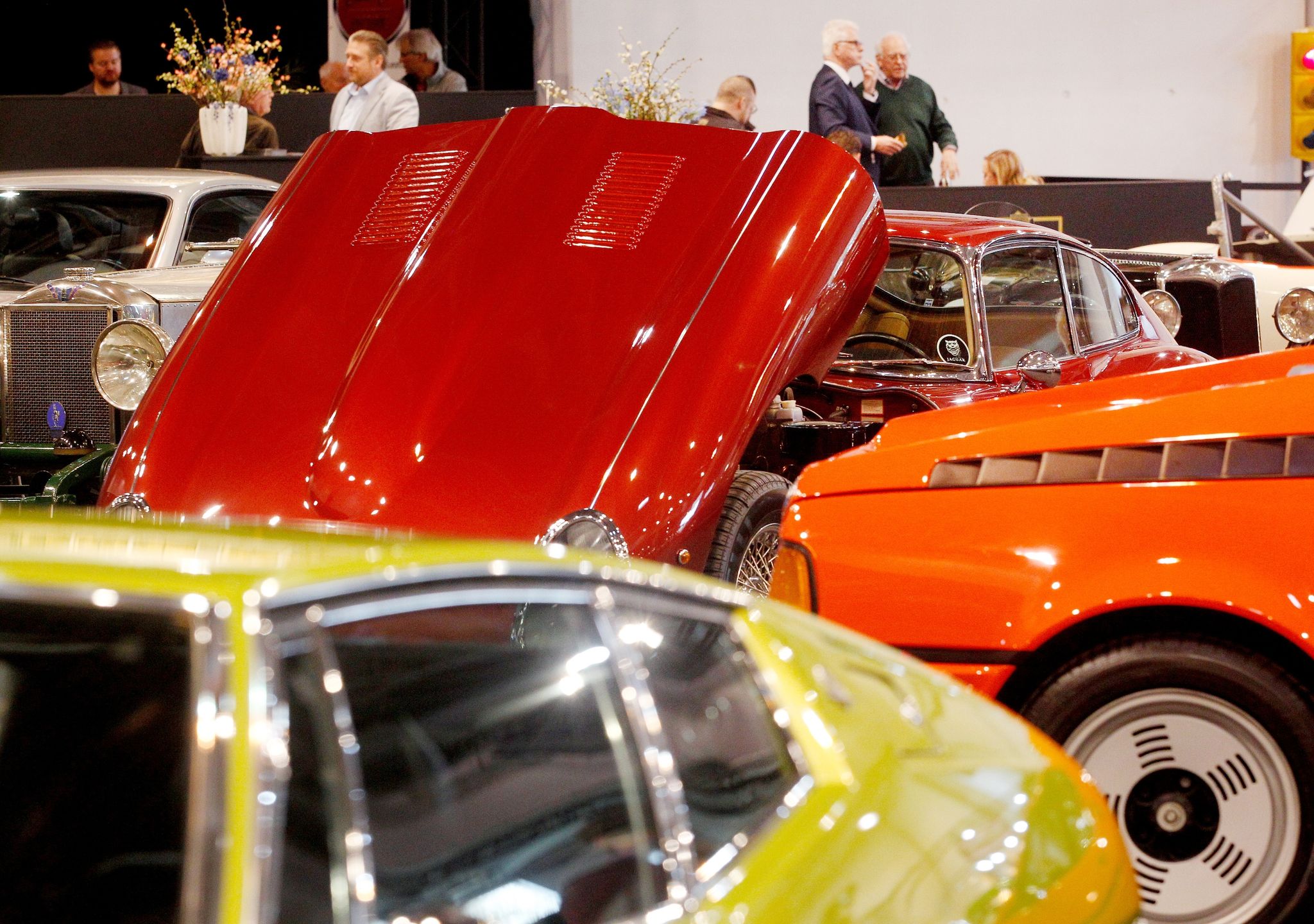 Ein Jaguar E-Type und andere Oldtimer auf der Oldtimermesse Techno-Classica in Essen. Foto: Roland Weihrauch/dpa