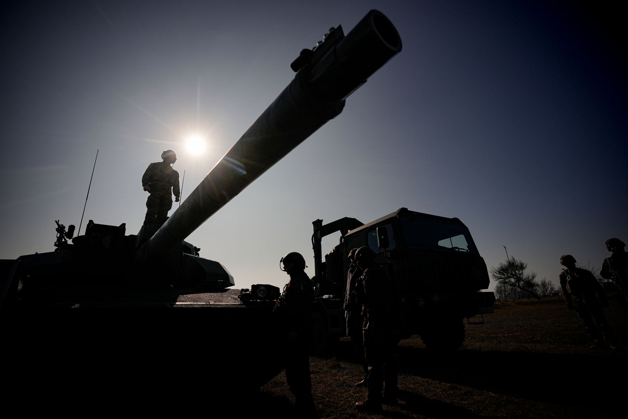 Während einer französisch-amerikanischen Militärübung im rumänischen Capu Midia steht ein französischer Soldat auf einem Kampfpanzer des Typs «Leclerc». Foto: Andreea Alexandru/AP/dpa