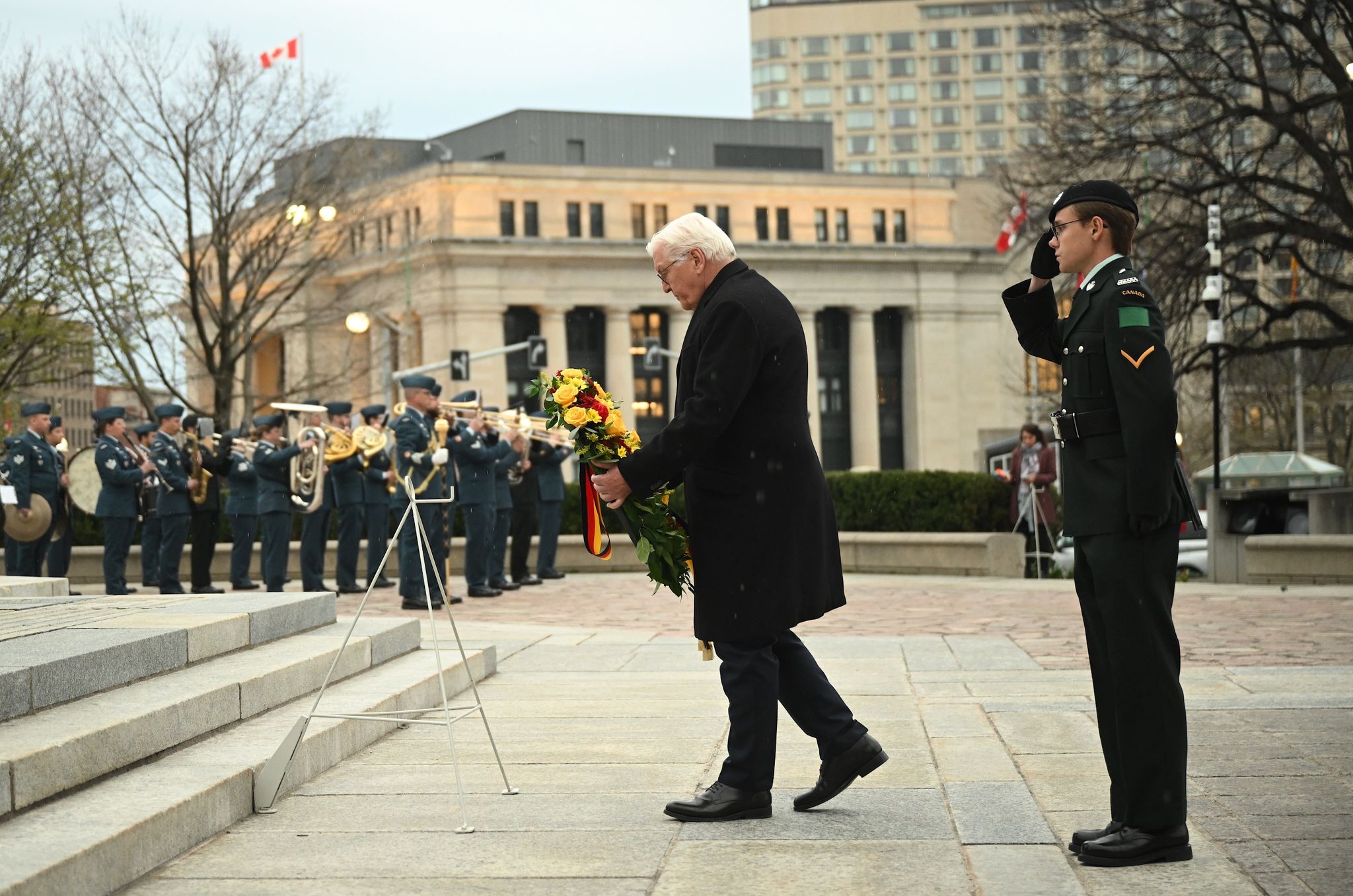 Bundespräsident Frank-Walter Steinmeier legt einen Kranz am Grab des unbekannten Soldaten am Nationalen Kriegsdenkmal «Confederation Square» in Ottawa nieder. Foto: Britta Pedersen/dpa