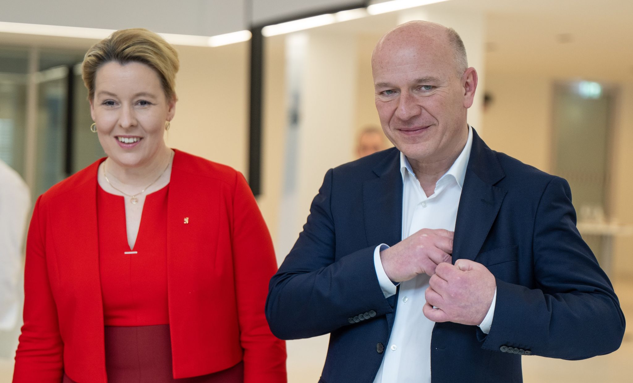 Berlins Rergierende Bürgermeisterin Franziska Giffey (SPD) und CDU-Spitzenkandidat Kai Wegner nach der Vorstellung des ausgehandelten Koalitionsvertrags. Foto: Monika Skolimowska/dpa