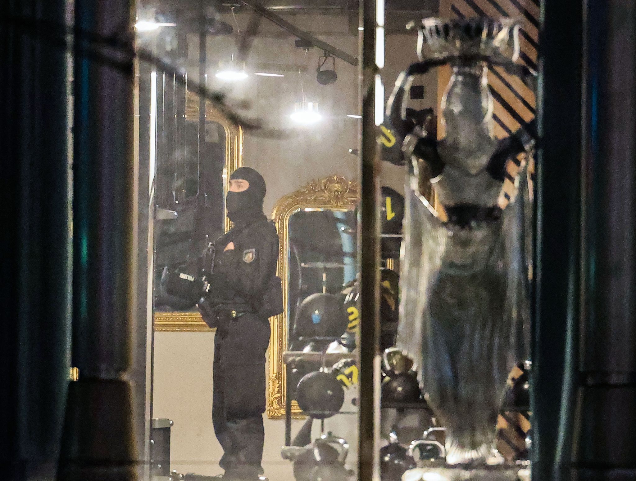 Ein Polizist ist nach der Attacke in dem Duisburger Fitnessstudio im Einsatz. Foto: Oliver Berg/dpa