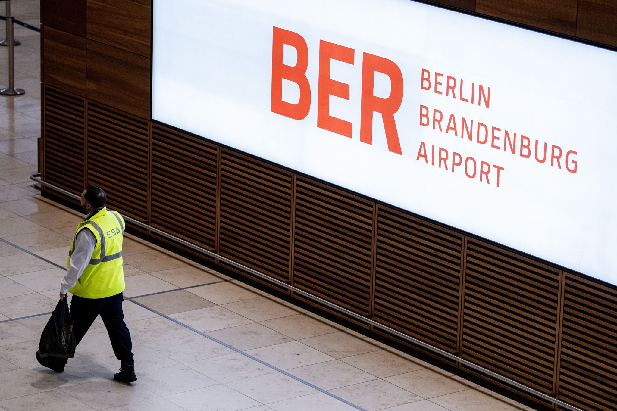 Die Halle am Terminal 1 bleibt bei Warnstreiks von Verdi am BER-Flughafen fast leer. Foto: Fabian Sommer/dpa