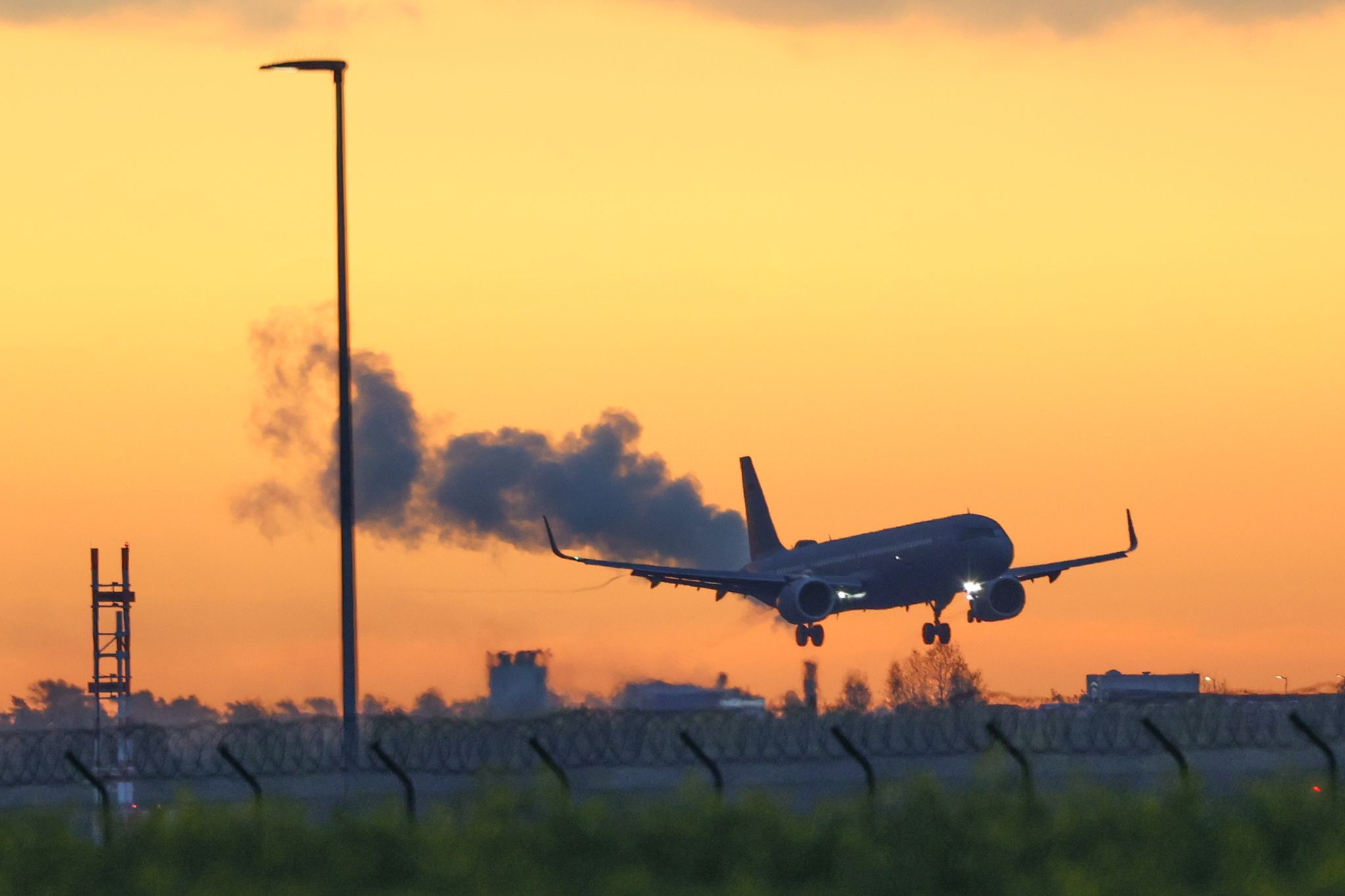 Ein Airbus der Luftwaffe landet am Morgen mit aus dem Sudan evakuierten Menschen auf dem Flughafen BER. Foto: Jörg Carstensen/dpa