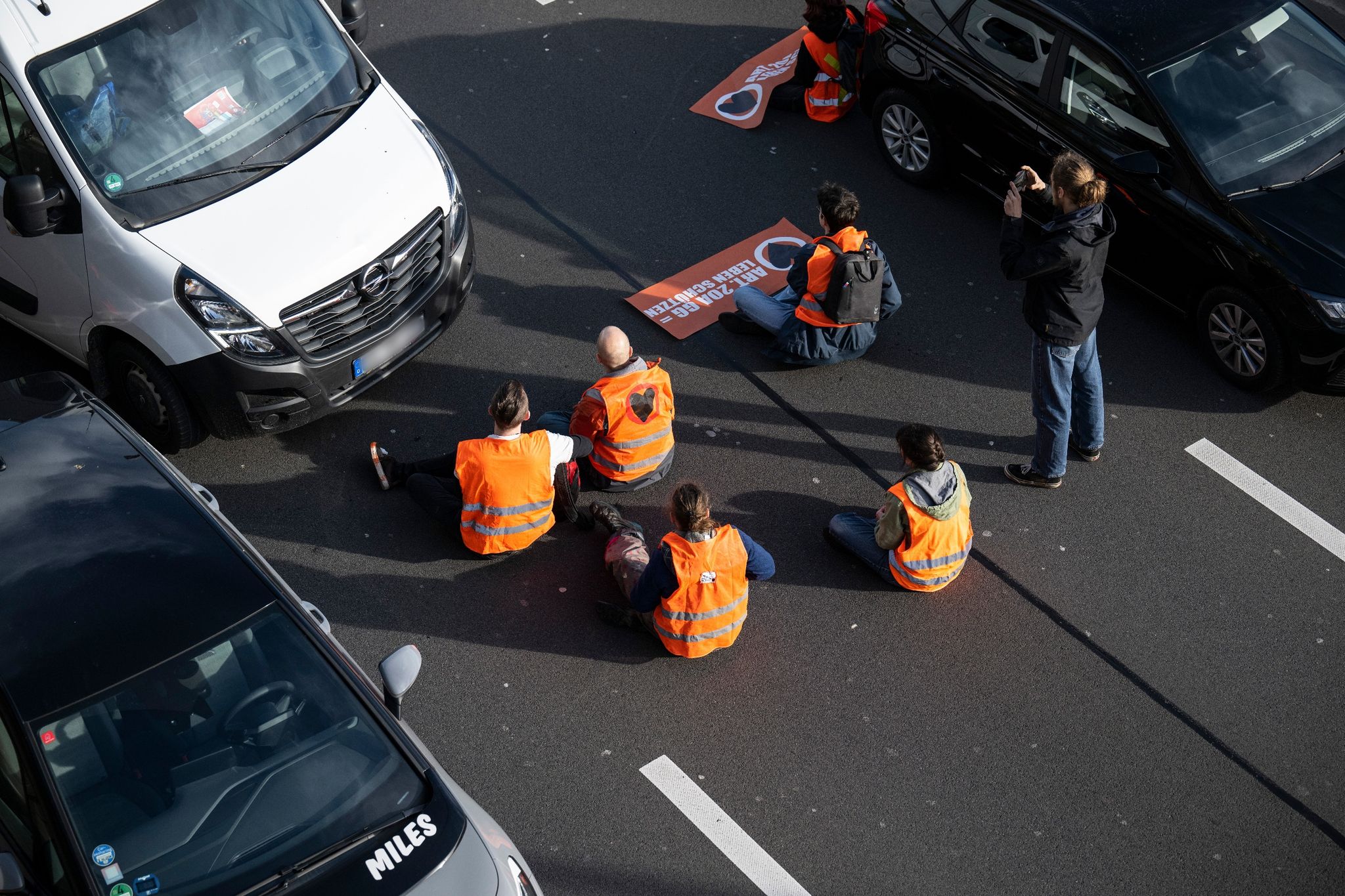 Aktivisten blockieren am Morgen die A100 in Berlin. Foto: Hannes Albert/dpa