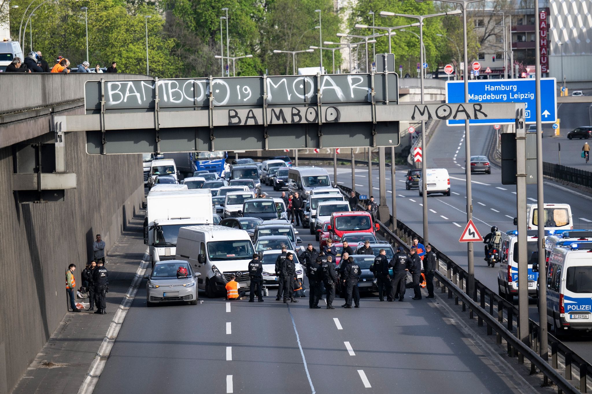 Aktivisten der Gruppierung Letzte Generation blockieren die Stadtautobahn in Berlin. Die Polizei spricht am Morgen von rund 30 Aktionen im Stadtgebiet. Foto: Hannes Albert/dpa