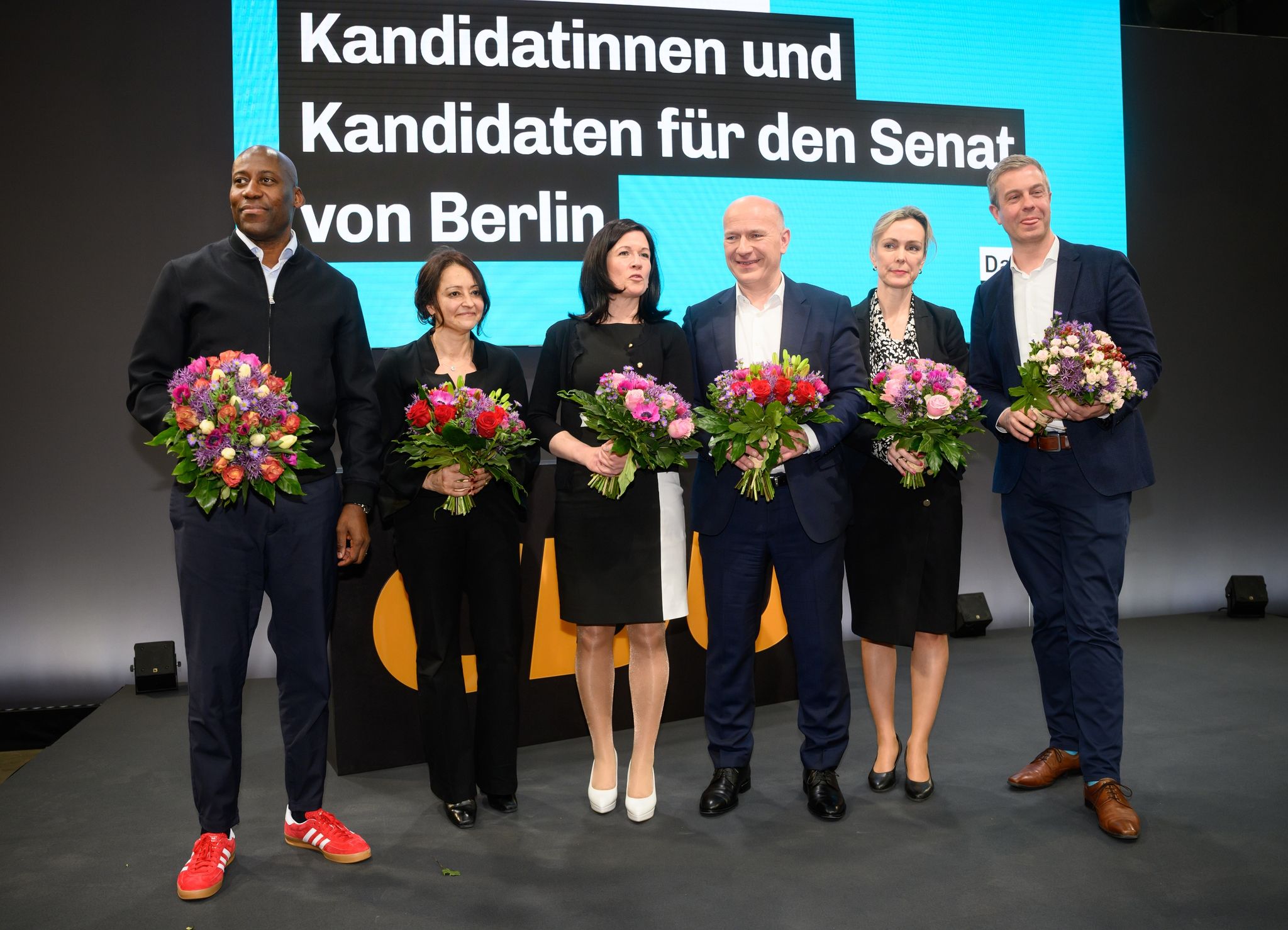 Die designierten Senatorinnen und Senatoren der CDU für Berlin: Joe Chialo (l-r, Kultursenator), Felor Badenberg (Justizsenatorin), Katharina Günther-Wünsch (Bildungssenatorin), Kai Wegner (Regierender Bürgermeister), Manja Schreiner (Verkehrssenatorin) und Stefan Evers (Finanzsenator). Foto: Bernd von Jutrczenka/dpa