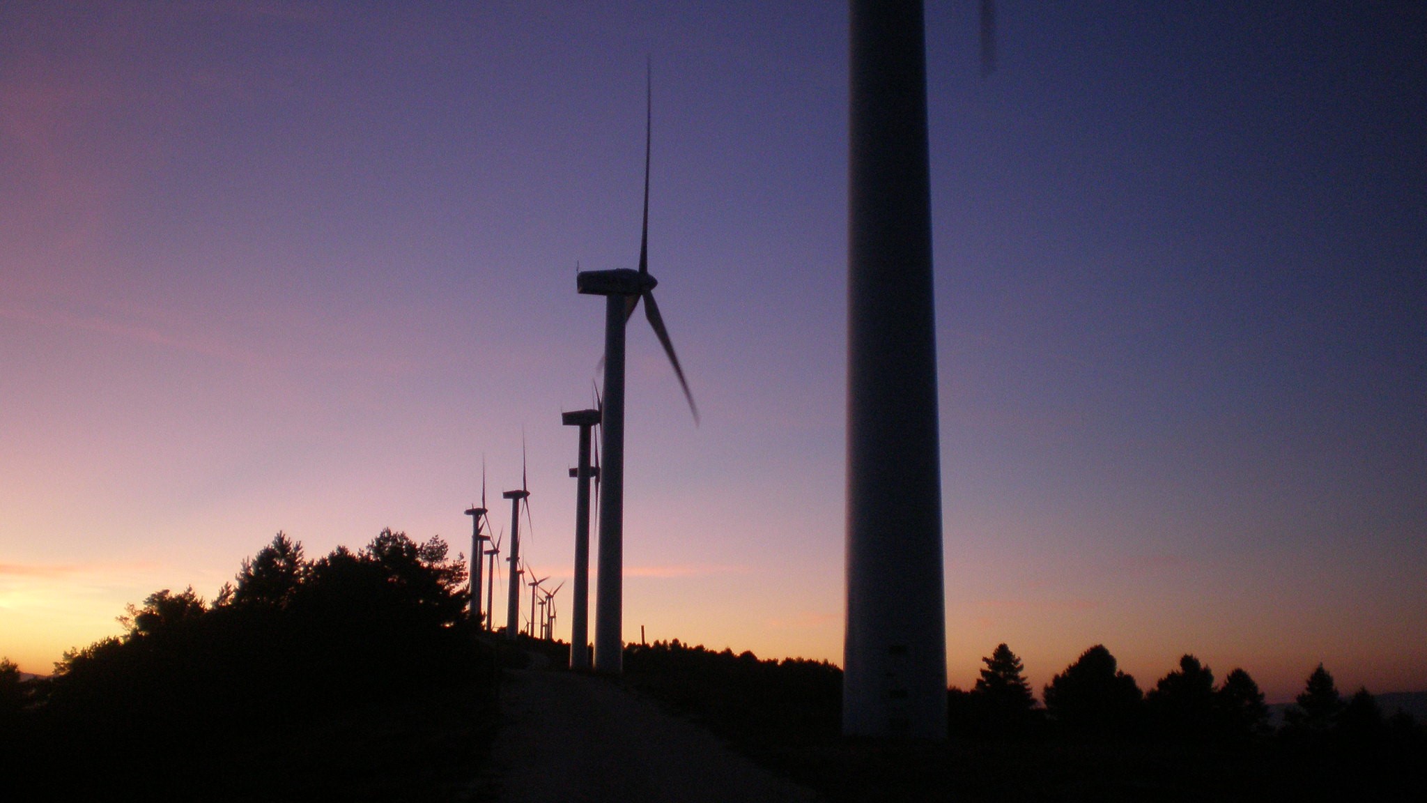 Symbolbild: "Gamesa G47 wind turbines at sunset" by germanborrillo is licensed under CC BY-SA 2.0.