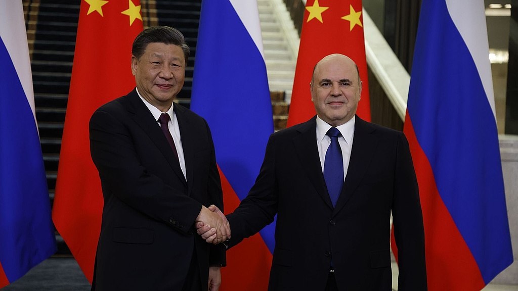 Archivbild: "Mikhail Mishustin and Xi Jinping (2023-03-21) 01" by Government of Russia is licensed under CC BY 4.0.