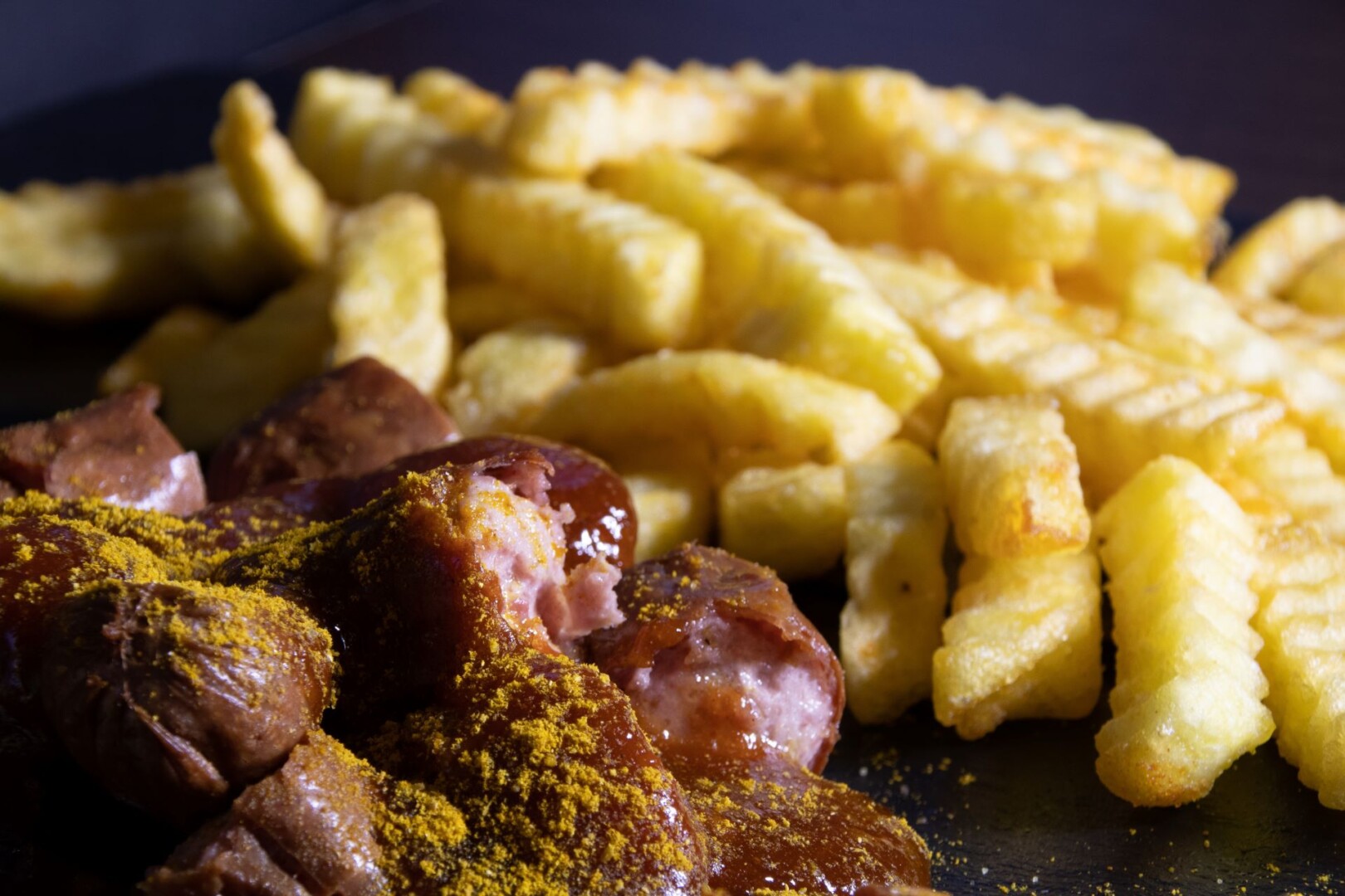 Currywurst mit Pommes - Foto von Mirko Fabian auf Unsplash