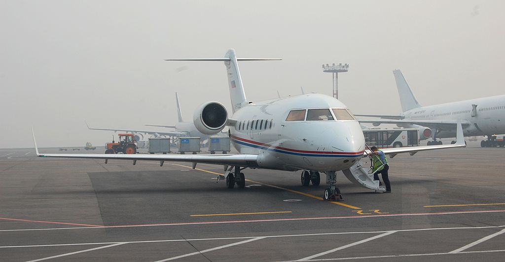 Symbolbild: "File:Bombardier Challenger 604 at Sheremetyevo Airport 08Aug10.JPG" by Ingvar-fed/Igor Fedenko/Игорь Феденко is licensed under CC BY 3.0.