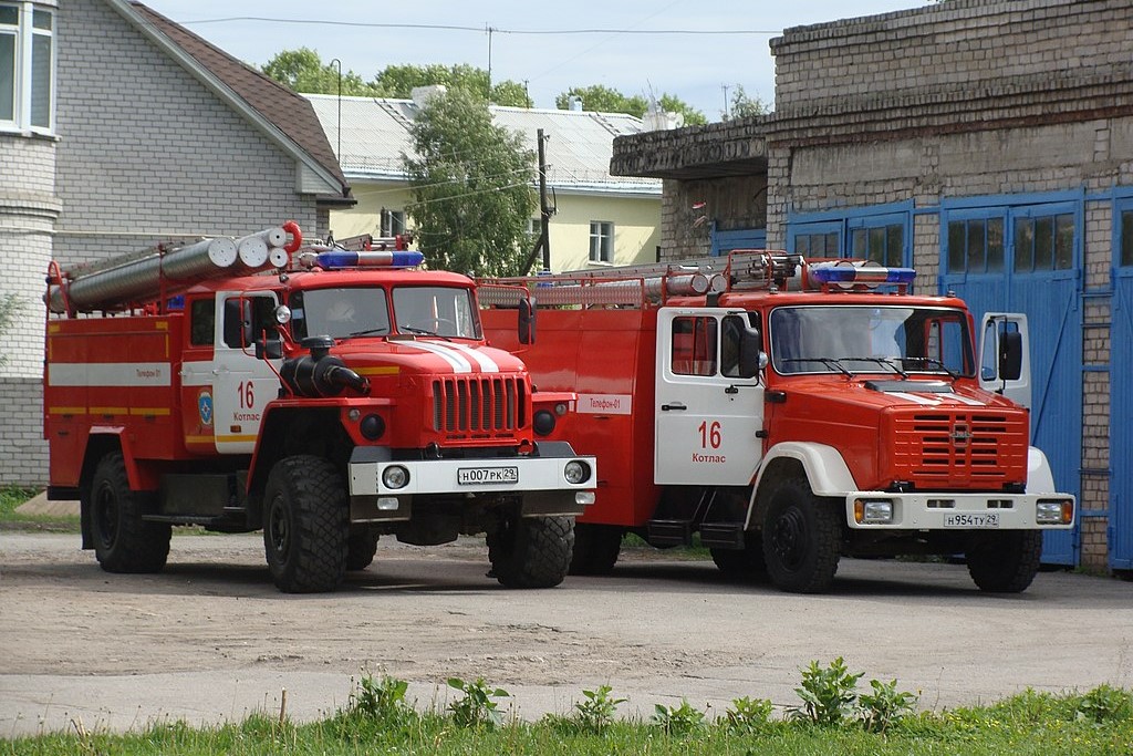 Archivbild: Fahrzeuge der russischen Feuerwehr "File:АЦ 3,2-40 (ЗИЛ-4331) и АЦ 3,0-40 (43206) ПЧ-16, г.Котлас (04).JPG" by Georg Pik is marked with CC0 1.0. (Cropped)