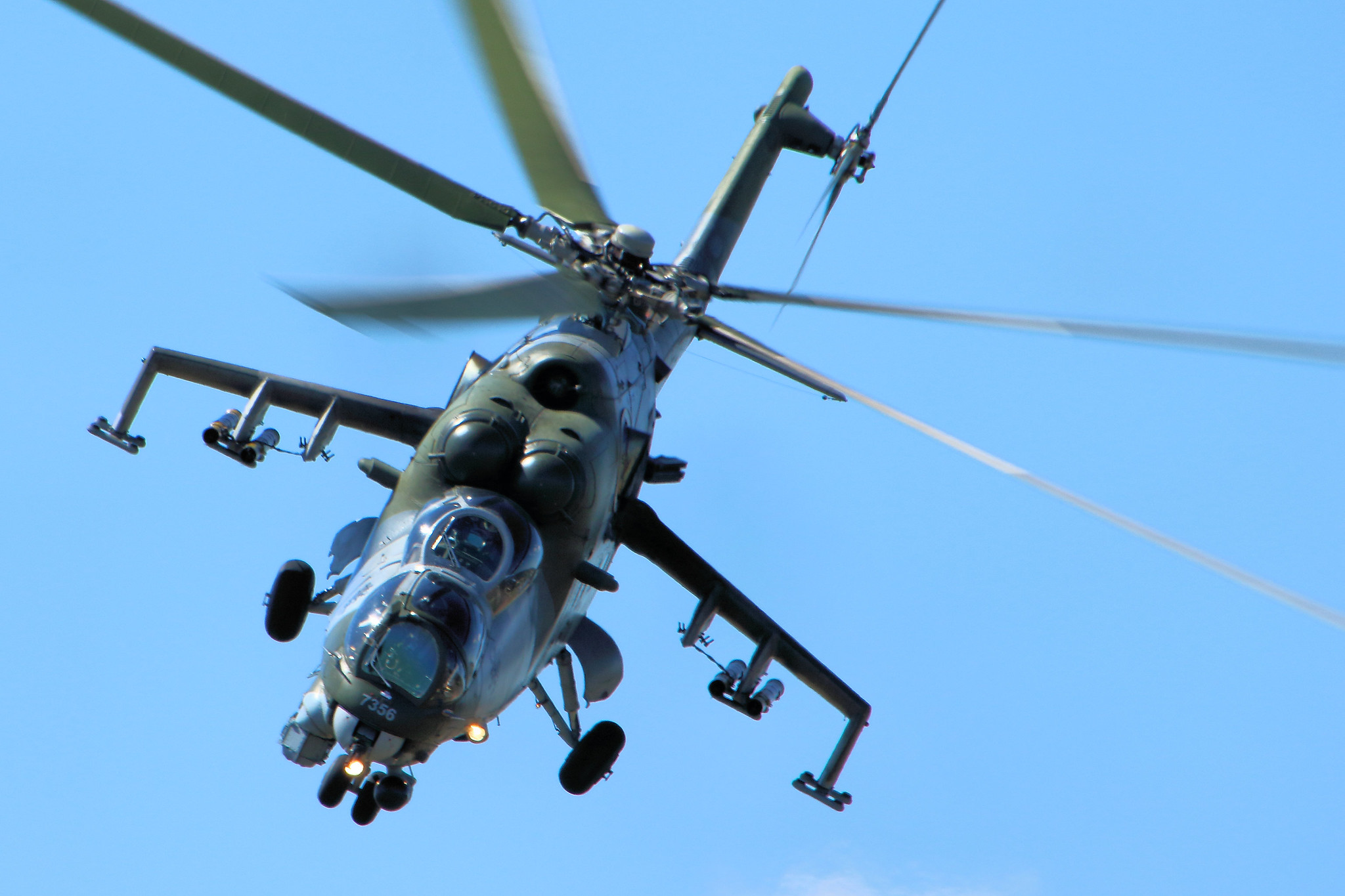 Mi-24 im Flug / "Mil Mi 24 Hind - RIAT 2015" by Airwolfhound is licensed under CC BY-SA 2.0.