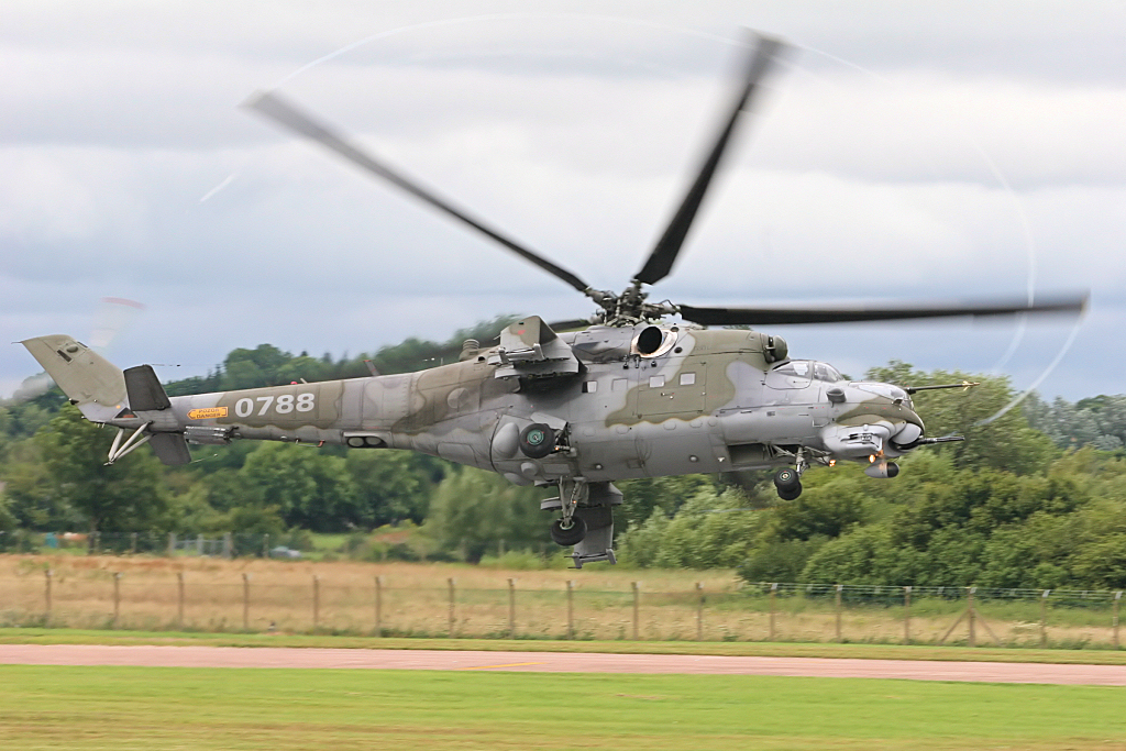 Wendig auch in Bodennähe / "Mil Mi 24 - RIAT 2007" by Airwolfhound is licensed under CC BY-SA 2.0.