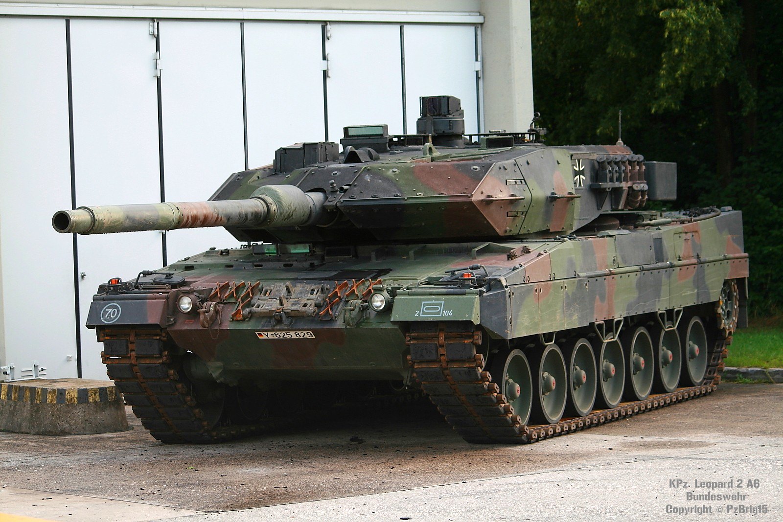 Der Leopard-2 ist das Hauptwaffensystem der deutschen Panzertruppe / Bundeswehr. "Kampfpanzer Leopard 2 A6 ( Bundeswehr)" by Combat-Camera-Europe is marked with Public Domain Mark 1.0.