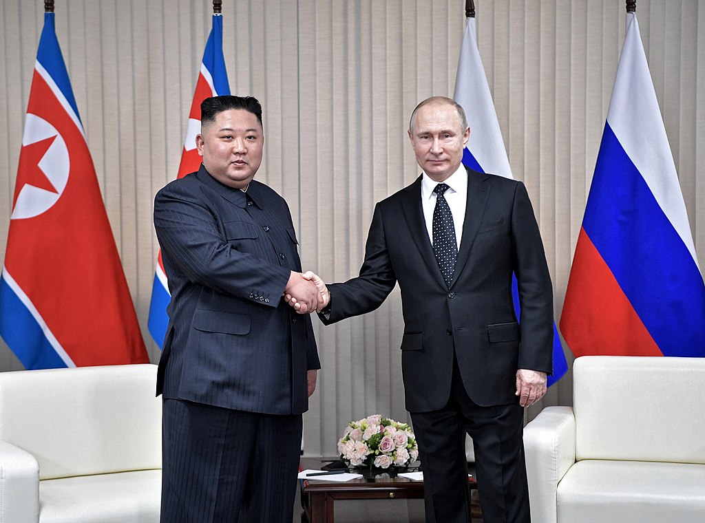 Archivbild: "File:Kim Jong-un and Vladimir Putin (2019-04-25) 05.jpg" by The Presidential Press and Information Office is licensed under CC BY 4.0.