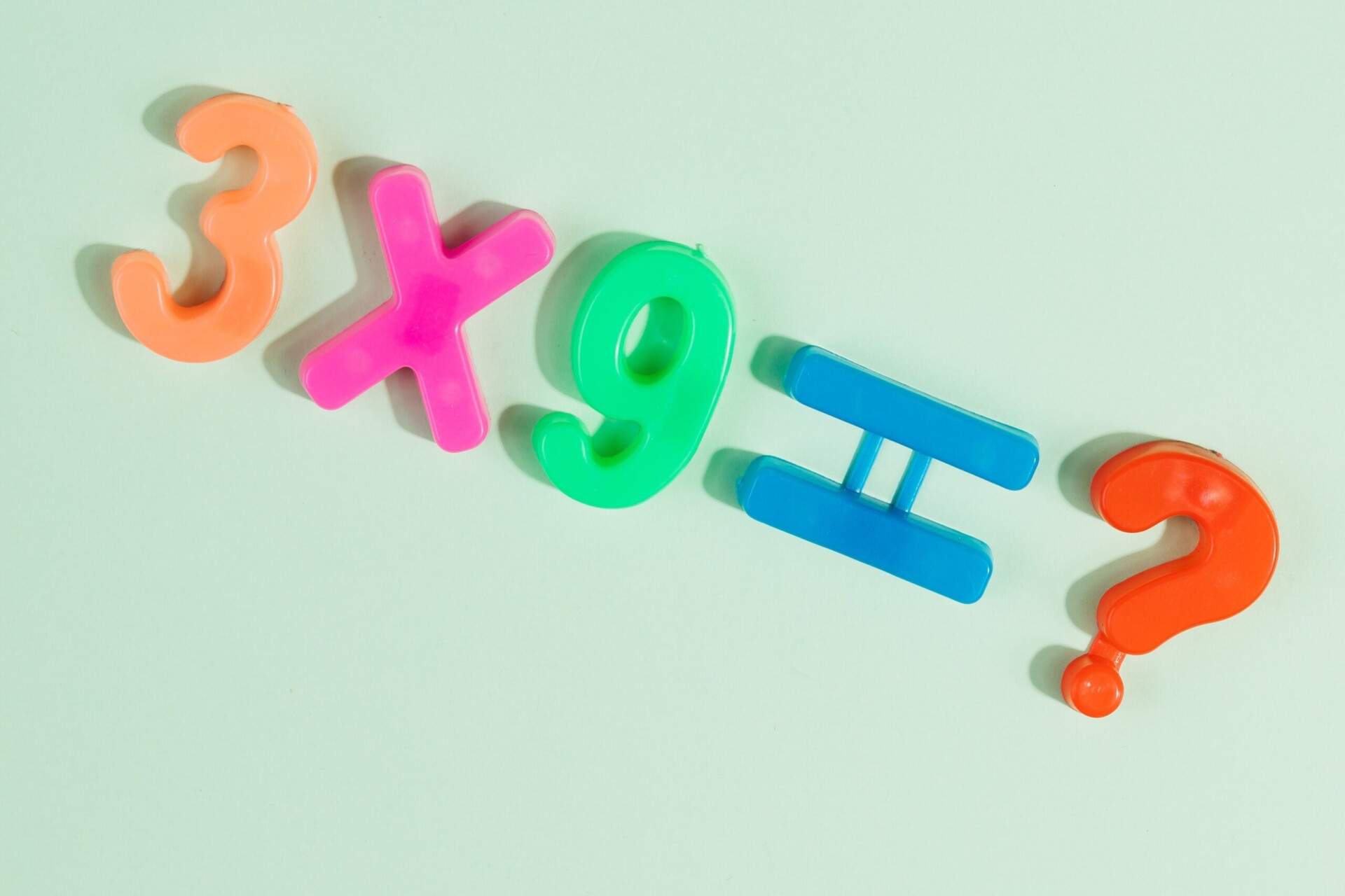 Foto von Karolina Grabowska: https://www.pexels.com/de-de/foto/mathematik-nummern-symbol-kopie-raum-5412108/ (cropped)