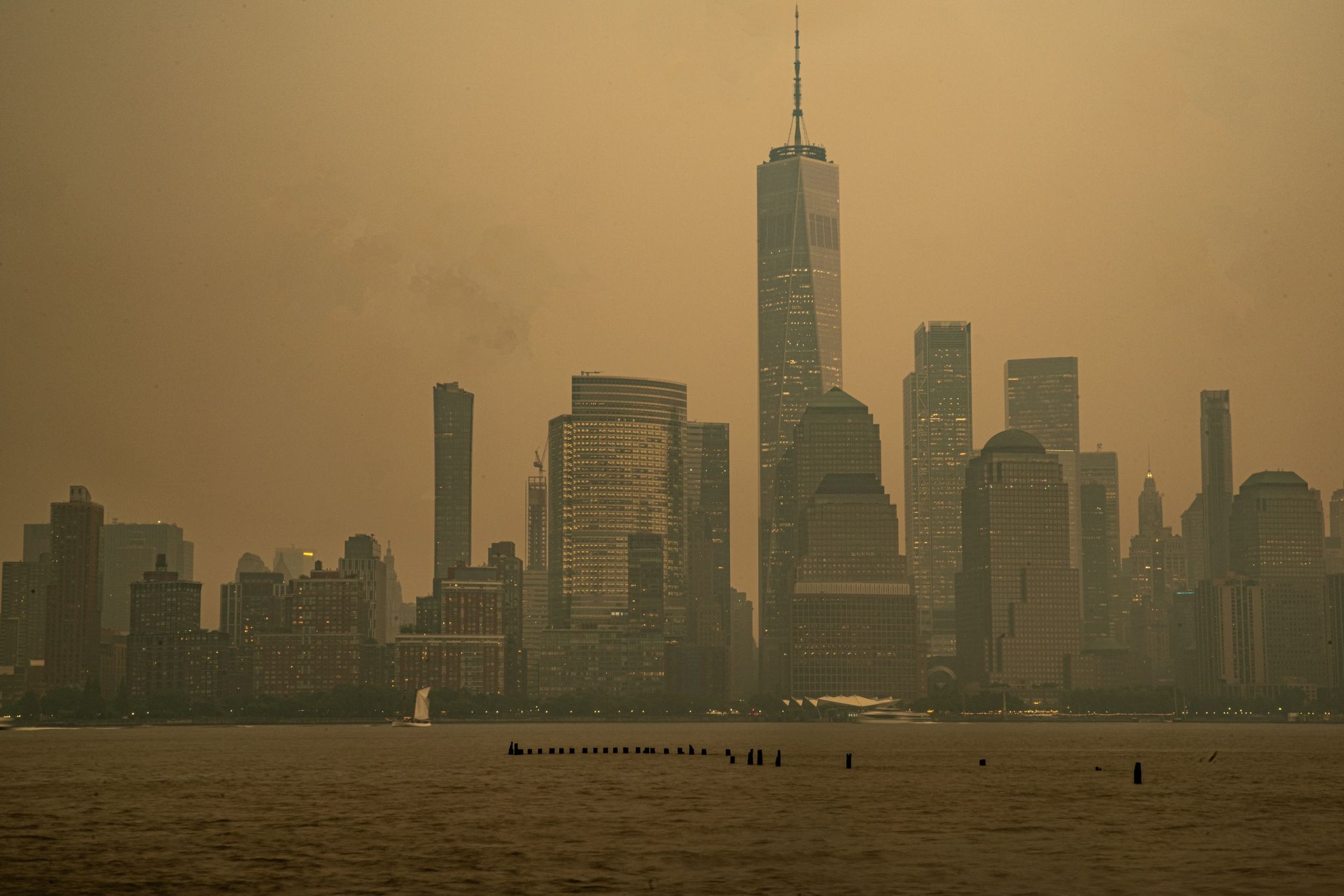 Die Skyline von Manhattan ist in den Rauch der kanadischen Waldbrände gehüllt. Foto: Matt Davies/PX Imagens via ZUMA Press Wire/dpa