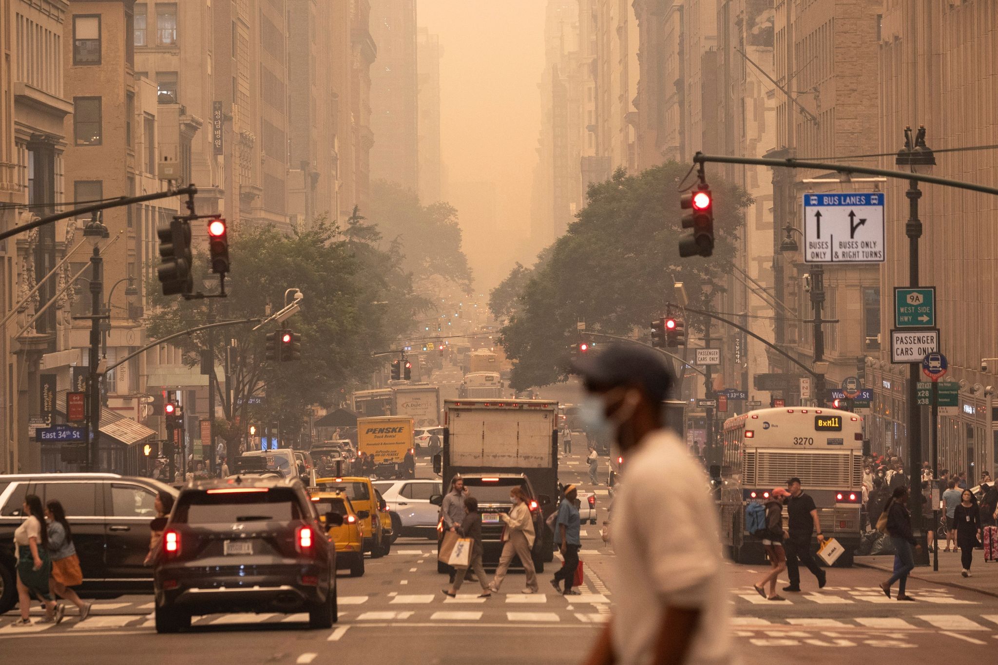 Ein Mann mit FFP2-Maske überquert eine Kreuzung in Manhattan. Foto: Yuki Iwamura/AP/dpa