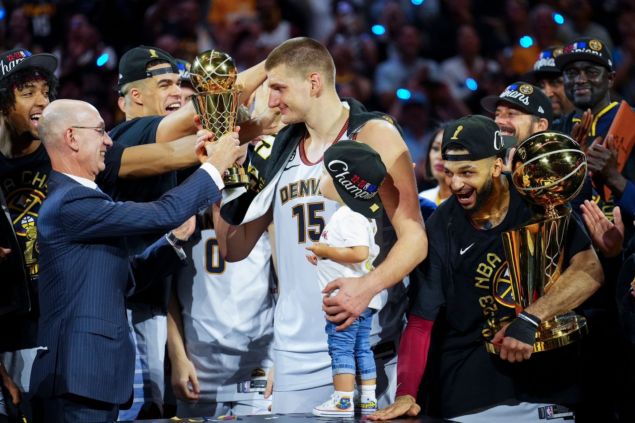 NBA-Commissioner Adam Silver (l) überreicht die MVP-Trophäe an Nuggets-Center Nikola Jokic (M.). Foto: Jack Dempsey/AP/dpa