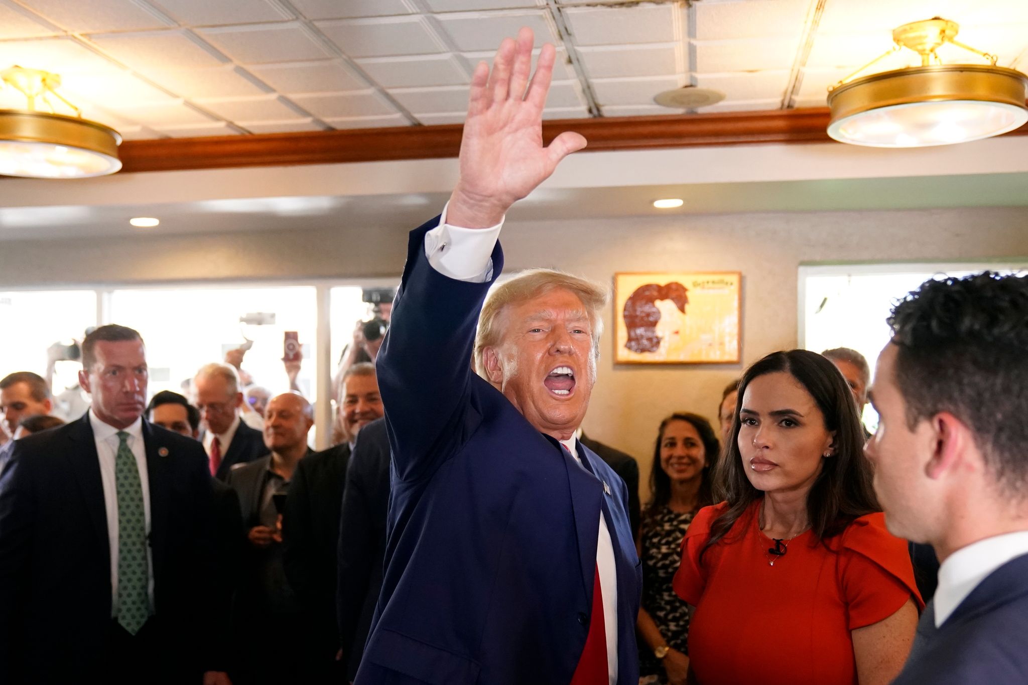 Donald Trum winkt seinen Anhängern im Restaurant Versailles in Miami zu. Foto: Alex Brandon/AP