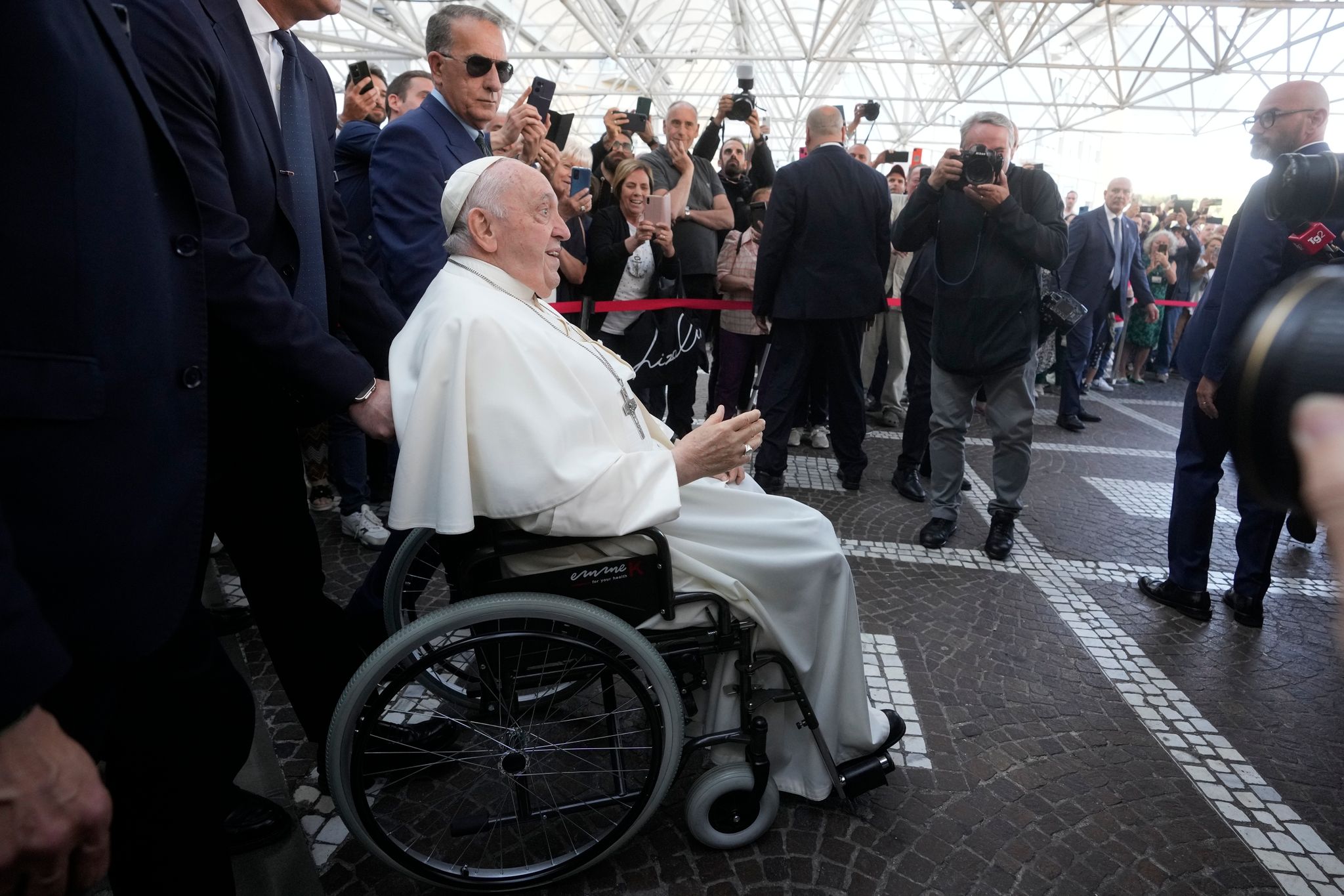 «Ich lebe noch», sagt Papst Franziskus vor dem Klinikeingang. Foto: Andrew Medichini/AP/dpa