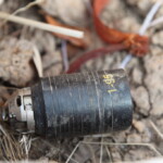 Nicht detonierte Streumunition / Symbolbild: Clustermunition / (c) Stéphane De Greef, Landmine and Cluster Munition Monitor" by Cluster Munition Coalition is licensed under CC BY 2.0.