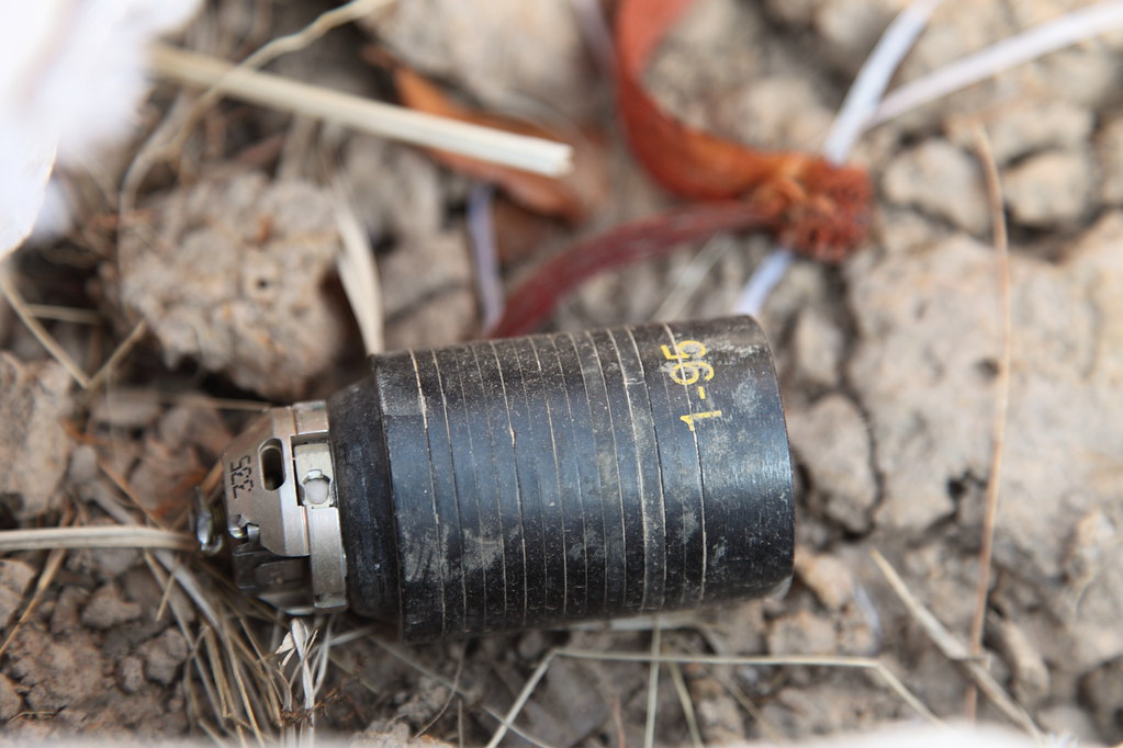 Nicht detonierte Streumunition / Symbolbild: Clustermunition / (c) Stéphane De Greef, Landmine and Cluster Munition Monitor" by Cluster Munition Coalition is licensed under CC BY 2.0.