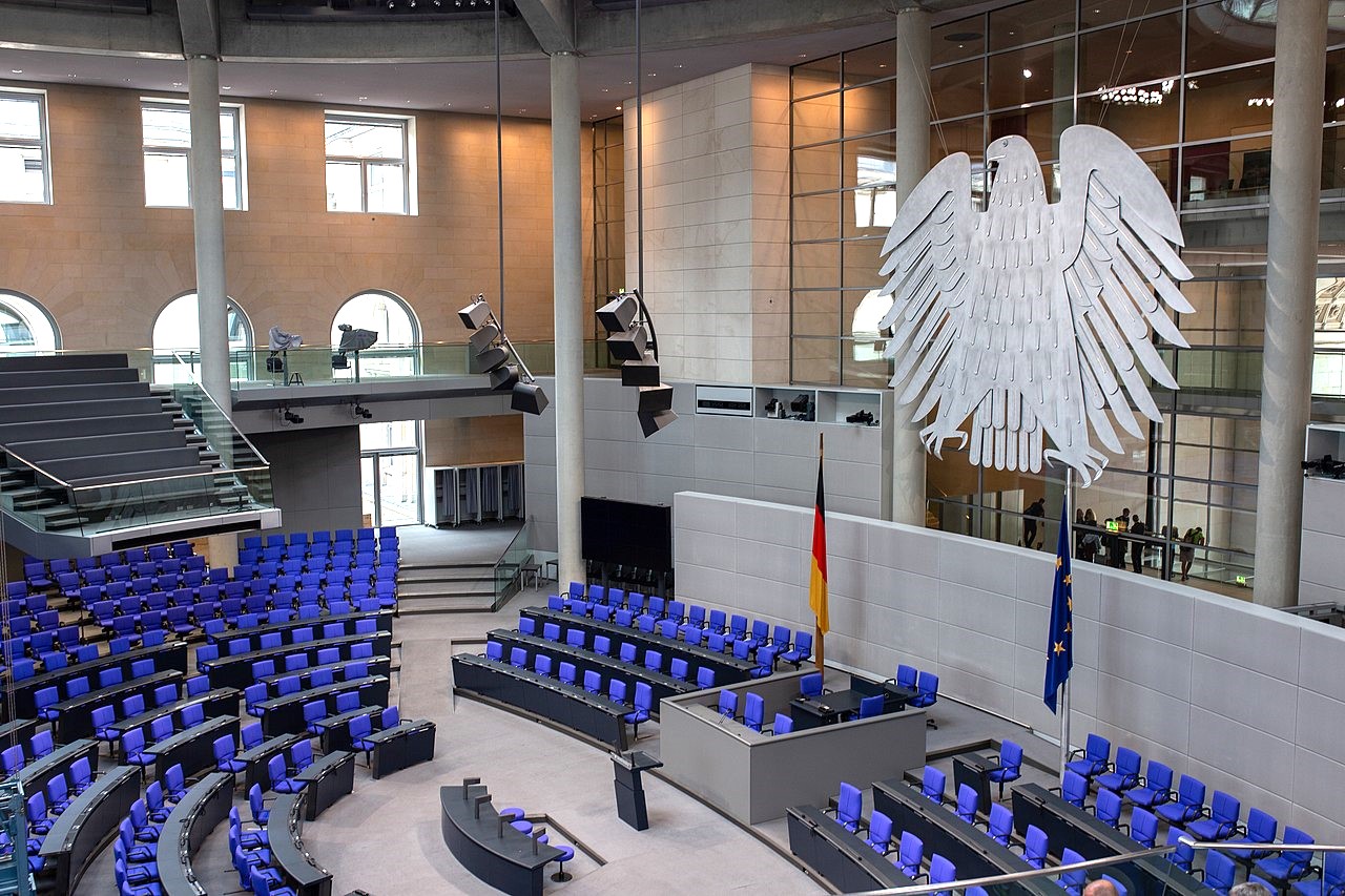 // Plenarsaal des Bundestags / Archivbild zur Illustration (edited) / "Plenarsaal Reichstag 1" by Vincent Eisfeld is licensed under CC BY-SA 3.0. https://creativecommons.org/licenses/by-sa/3.0/