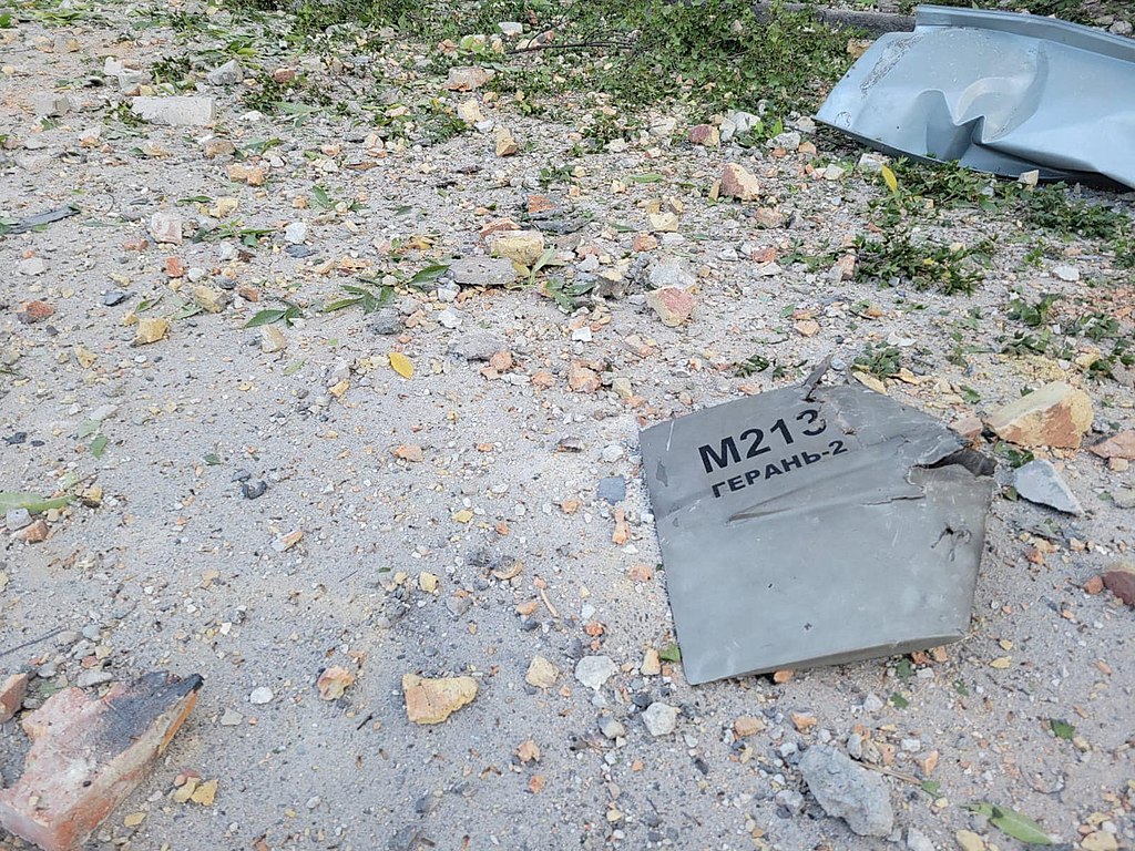 Trümmerteile einer Geran-2-Drone / Archivbild / "M213 ГЕPAНЬ-2 drone remnants in Odessa" by Press Service of the Operation Command South and the Ukrainian Armed Forces is licensed under CC BY 4.0. https://creativecommons.org/licenses/by/4.0/