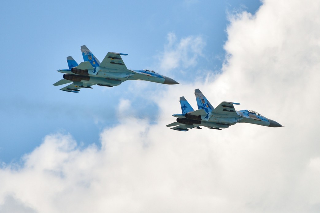 Zwei ukrainische Su-27 / Archivbild / "File:Poroshenko Chuhuiv air base Su-27 pair Ukraine Air Forces.jpg" by Unknown author is licensed under CC BY-SA 4.0. https://creativecommons.org/licenses/by-sa/4.0/