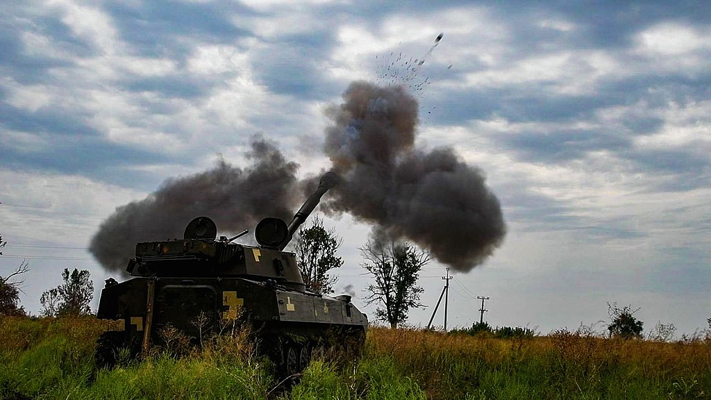 Gvozdika 2S1 / Archivbild / "UA 2S1 firing 01" by 59th Yakiv Handziuk Motorized Brigade is licensed under CC BY 4.0. https://tinyurl.com/4enusbkw