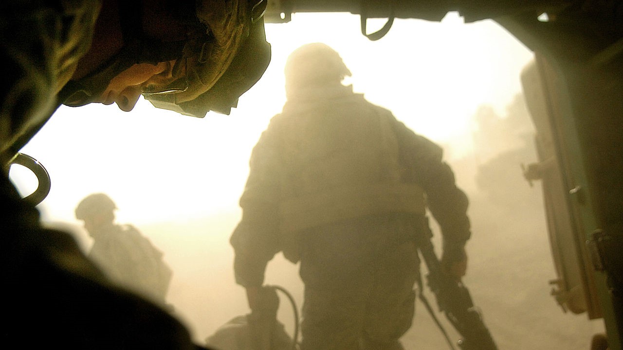 Soldaten beim Ausstieg aus einem Bradley IFV / Archivbild / by US Air Force licensed under Public Domain https://creativecommons.org/publicdomain/zero/1.0/ (cropped)