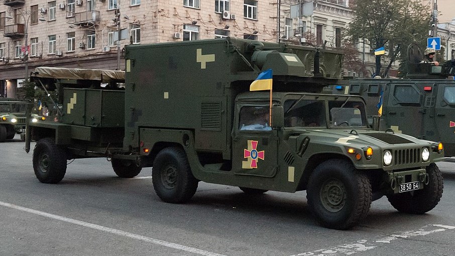 // AN-TPQ-36 Radar bei einer Parade in Kiew / Archivbild zur Illustration (cropped) / "Humvee AN-TPQ-36 and Spartan, Kyiv 2018, 21" by VoidWanderer is licensed under CC BY-SA 4.0. https://creativecommons.org/licenses/by-sa/4.0/