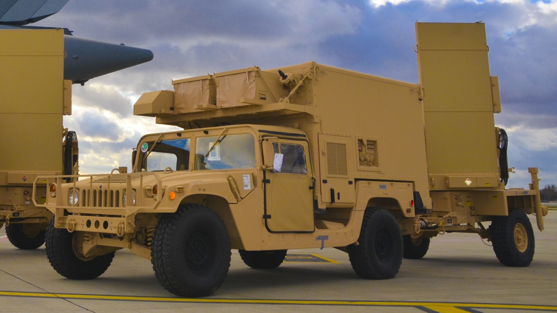 // AN-TPQ-36 mit Humvee / Archivbild zur Illustration (cropped) / by U.S. Army / marked as Public Domain