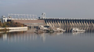 // Dnipro Wasserkraftwerk / Archivbild (cropped) / Dnieper Hydroelectric Station 2021 G2 by George Chernilevsky is licensed under CC BY-SA 4.0. https://creativecommons.org/licenses/by-sa/4.0/