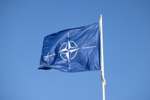 NATO-Flagge / by FinnishGovernment is licensed under CC BY 2.0