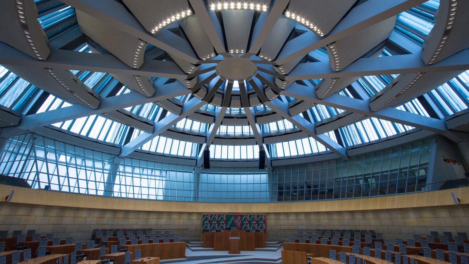 // Landtag NRW / Archivbild (cropped) / File:2017-11-02 Plenarsaal im Landtag NRW-3913.jpg by Olaf Kosinsky is licensed under CC BY-SA 3.0. https://creativecommons.org/licenses/by-sa/3.0/de/deed.en