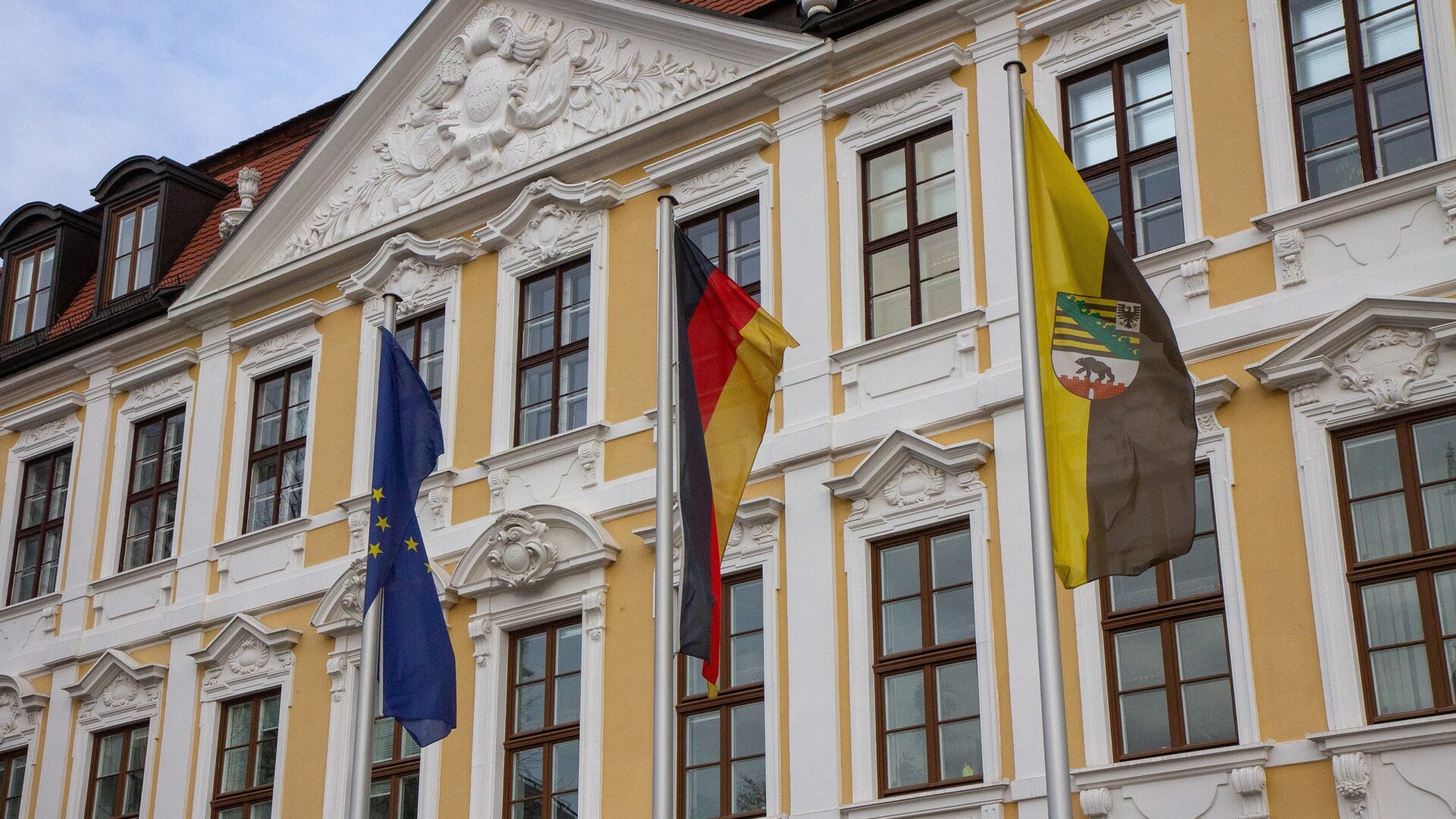 //Landtag Sachsen-Anhalt / Archivbild (cropped) / File:2018-11-29 Plenarsaal Landtag Sachsen-Anhalt-1799.jpg by Olaf Kosinsky is licensed under CC BY-SA 3.0. https://creativecommons.org/licenses/by-sa/3.0/de/deed.en