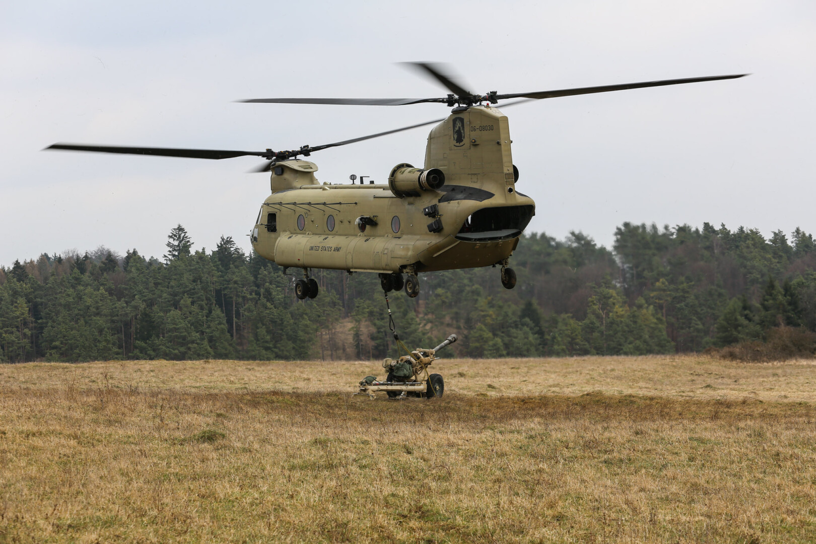 // M119-Geschütz beim Transport / Archivbild zur Illustration / 4-319 Field Artillery Regt by 7th Army Training Command is licensed under CC BY 2.0. https://creativecommons.org/licenses/by/2.0/