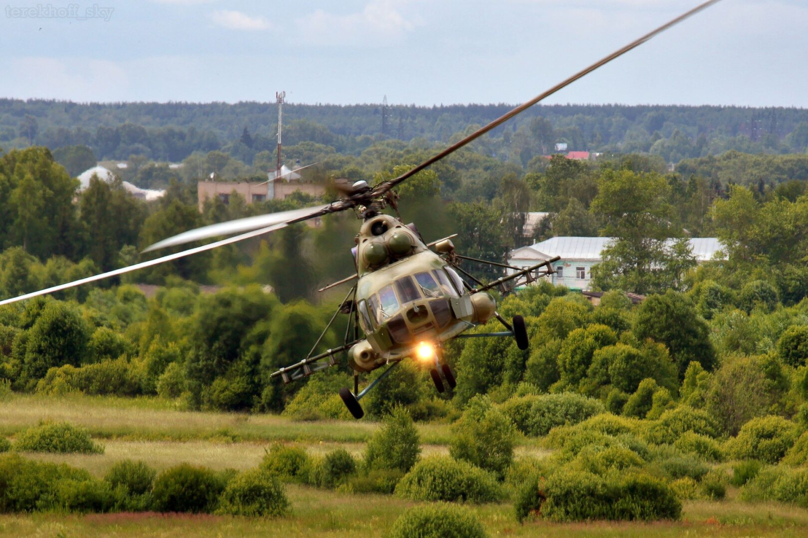 Mi-8 / Archivbild / Mi-8 by Dmitry Terekhov is licensed under CC BY-SA 2.0. To view a copy of this license, visit https://creativecommons.org/licenses/by-sa/2.0/?ref=openverse.