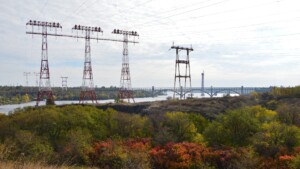 // Strommasten in der Ukraine / Archivbild zur Illustration (cropped) / High voltage towers near Dnieper Hydroelectric Power Station, Zaporizhia, Ukraine. by Tetiana.iefimenko is licensed under CC BY-SA 4.0. https://creativecommons.org/licenses/by-sa/4.0/