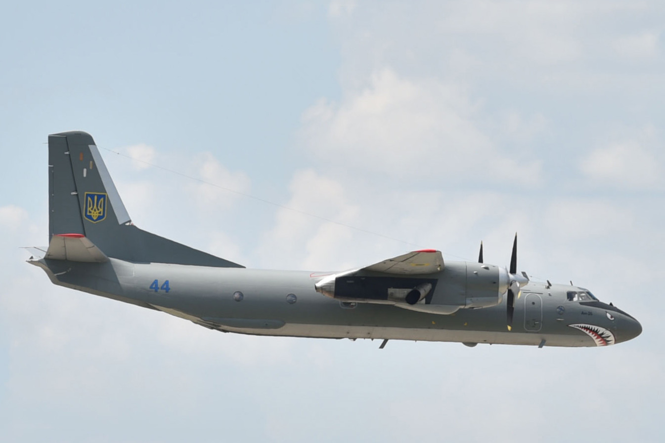 // Ukrainische An-26 / Archivbild (cropped)/ File:Poroshenko Chuhuiv air base Antonov An-26 Ukraine Air Forces.jpg by Unknown author is licensed under CC BY 4.0. https://creativecommons.org/licenses/by/4.0/