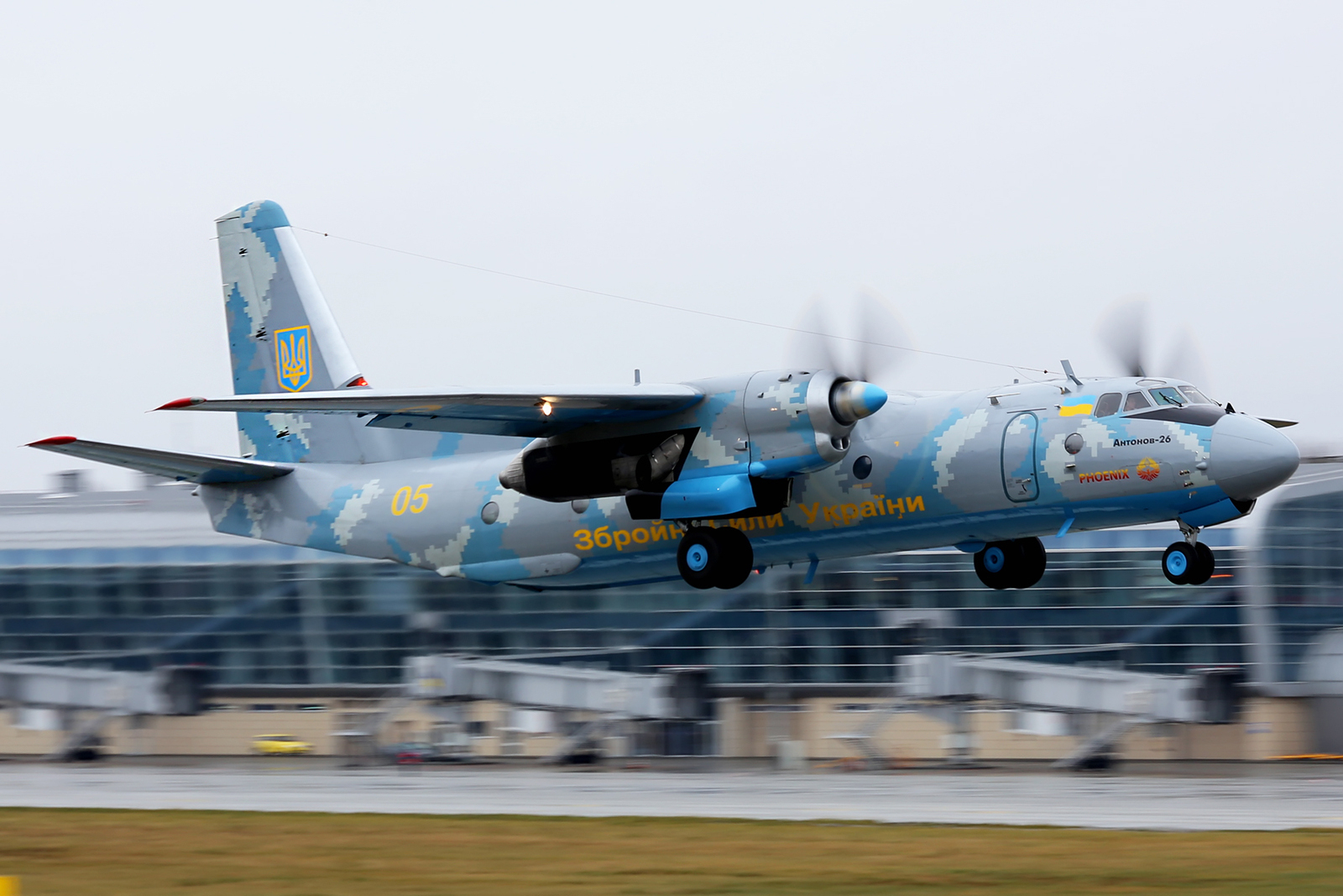 // Ukrainische An-26 / Archivbild (cropped)/ Ukraine Air Force Antonov An-26 take off at Lviv Airport by Oleg Volkov is licensed under CC BY-SA 4.0. https://creativecommons.org/licenses/by-sa/4.0/