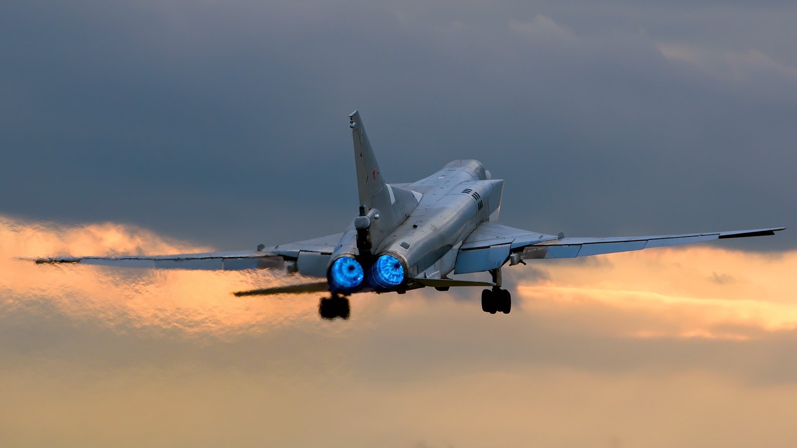 //Tu-22M / Archivbild zur Illustration (cropped) / File:Tupolev Tu-22M-3, Russia - Air Force AN2050083.jpg by Alex Beltyukov - RuSpotters Team is licensed under CC BY-SA 3.0. https://creativecommons.org/licenses/by-sa/3.0/