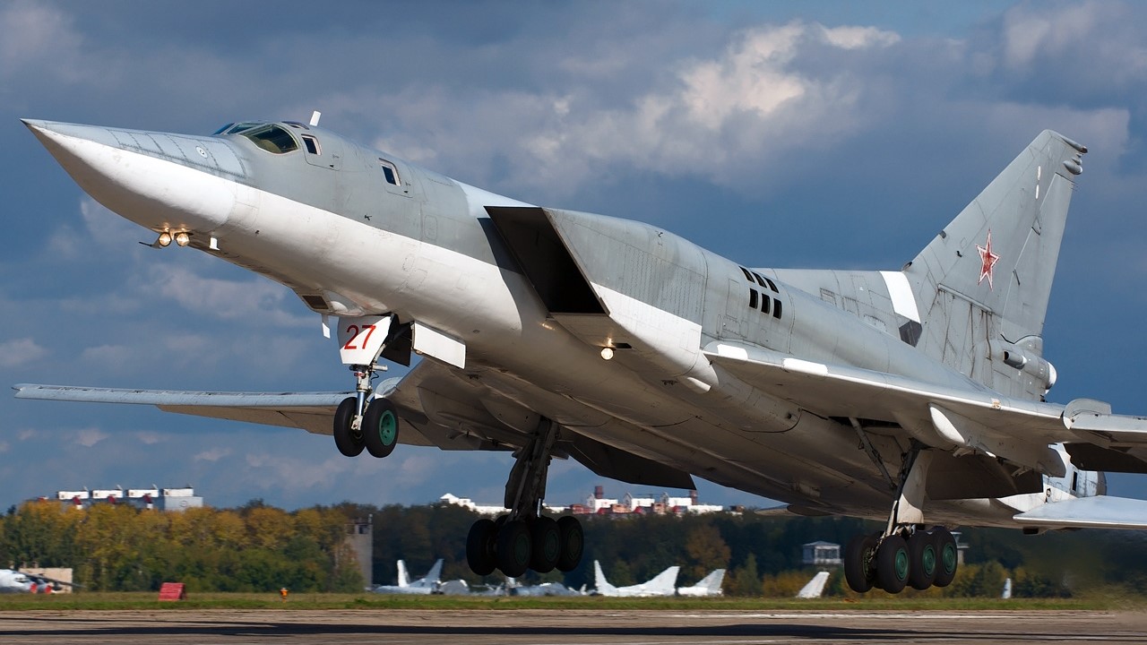 //Tu-22M / Archivbild zur Illustration (cropped) / File:Tupolev Tu-22M-3, Russia - Air Force AN2324582.jpg by Alex Beltyukov - RuSpotters Team is licensed under CC BY-SA 3.0. https://creativecommons.org/licenses/by-sa/3.0/