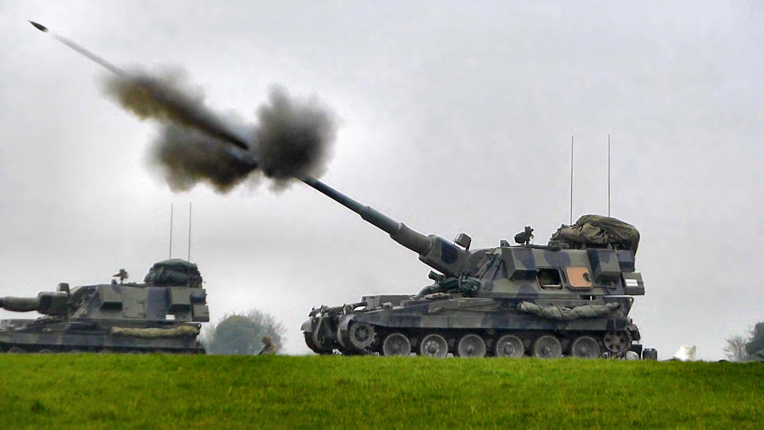 //AS90 / Archivbild / British Army's Braveheart 155mm Self-Propelled Howitzer firing by Sarah Ward Aviatrix is licensed under CC BY 2.0. https://creativecommons.org/licenses/by/2.0/
