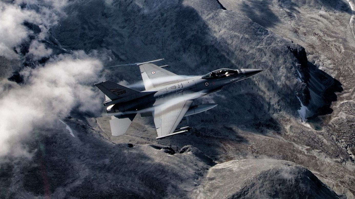 //Norwegische F-16 / Archivbild (cropped) / Norwegian F-16, mountain landscape. [2048x1166] - squirrelsq by Douglas Tofoli is marked with Public Domain Mark 1.0.