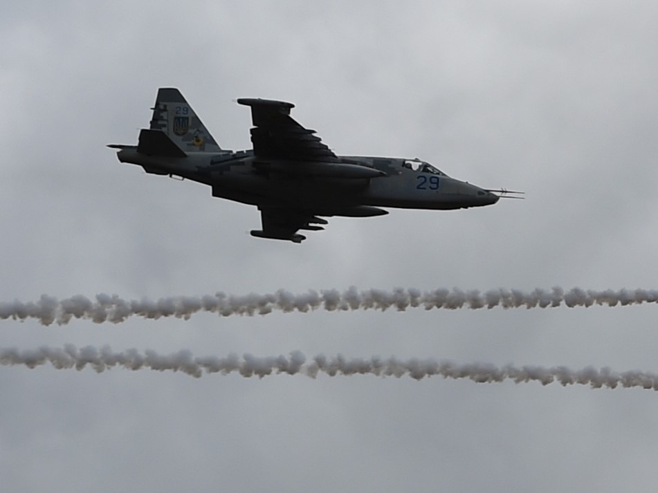 Ukrainische Su-25 / Archivbild / 170714-N-XT273-333 by CNE CNA C6F is marked with Public Domain Mark 1.0. (cropped) https://creativecommons.org/publicdomain/zero/1.0/