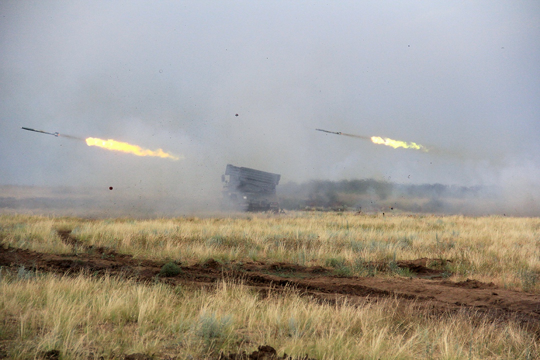 // Russische Raketenwerfer bei einer Übung / Archivbild zur Illustration / ArtilleryExercise2018-06 by Ministry of Defence of the Russian Federation is licensed under CC BY 4.0.