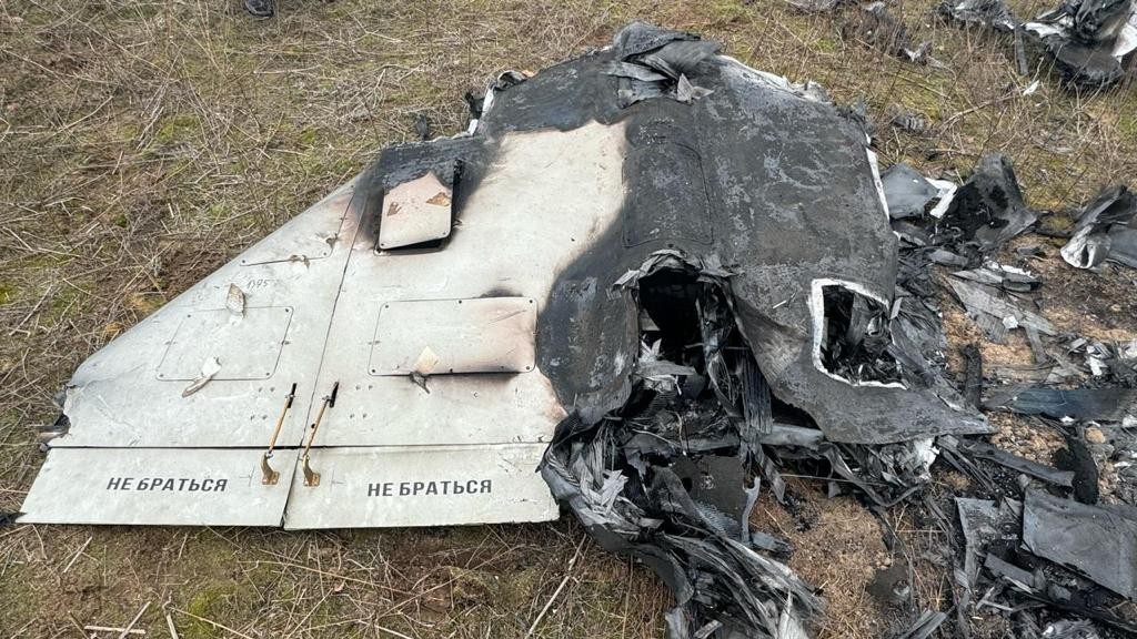 //Abgeschossene Shahed-Drohne / Archivbild (cropped) / Remains of Shahed drone in Mykolaiv Oblast, 2024-02-01 (02) by National Police of Ukraine is licensed under CC BY 4.0.